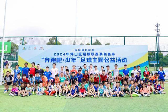久未露面！欧文出席高中活动 与友人场边大笑心情非常不错