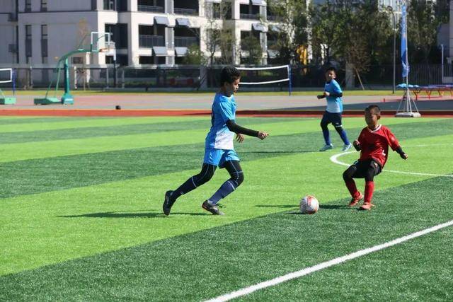 约克38+9浙江大胜宁波 高诗岩11+11山东胜吉林